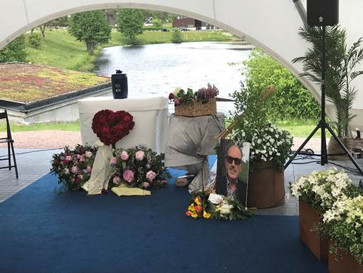 En bild som visar v�xt, Floral art, blomkruka, utomhus

Automatiskt genererad beskrivning
