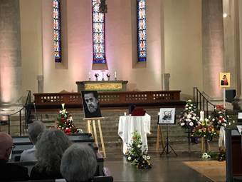 En bild som visar byggnad, kapell, kyrka, stearinljus
Automatiskt genererad beskrivning