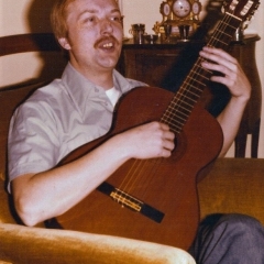 1975 bob at home with guitar