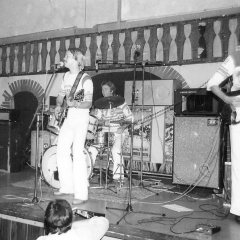 1977 09 Spotnicks live 1