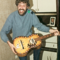 1983 02 Bo broken guitar 2