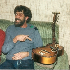 1983  02 Bo broken guitar 7